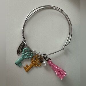 Plunder Silver Vintage Charm 

Comes with Plunder Box